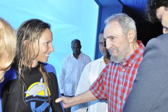 Fidel saluda a entrenadora de delfines. Foto: Estudios Revolución