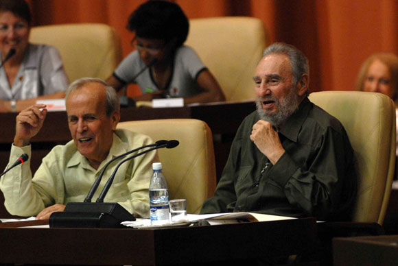 El Comandante en Jefe, Fidel Castro (der.), junto Ricardo Alarcón (izq.), Presidente de la Asamblea Nacional del Poder Popular, participa durante la Sesión Extraordinaria de la Asamblea del Poder Popular, en el Palacio de Convenciones de la Habana, Cuba, el 7 de agosto de 2010. AIN Foto: Marcelino VAZQUEZ HERNANDEZ