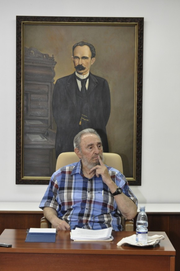 Fidel Castro en el encuentro con periodistas de la Mesa Redonda. Foto: Estudios Revolución