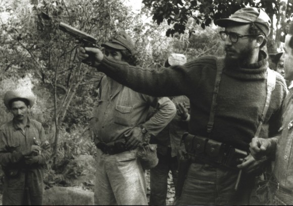 En una práctica de tiro en las montañas de la Maestra, Fidel dispara con una Browning