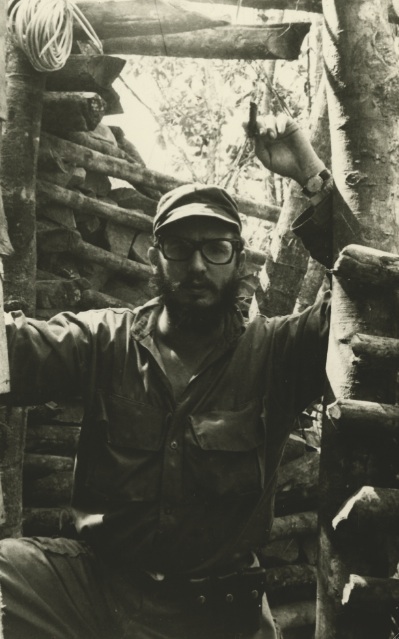 Fidel en la casa donde se encontraba instalada la emisora Radio Rebelde, en la Comandancia de La Plata