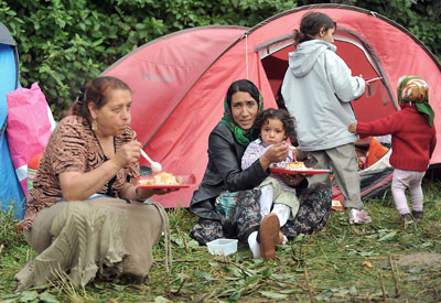  Algunos de los gitanos deportados por Francia, reubicados en un campamento de acogida.