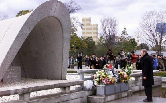 6 de agosto de 2010, aniversario 65 de Hiroshima, primera masacre atómica de la Humanidad. El Comandante en Jefe Fidel Castro Ruz, durante su visita a la ciudad de Hiroshima, en Japón, el 3 de agosto de 2003, rindió homenaje a las victimas del bombardeo atómico de Estados Unidos ocurrido en agosto de 1945. AIN FOTO/Pablo PILDAIN/sdl 
