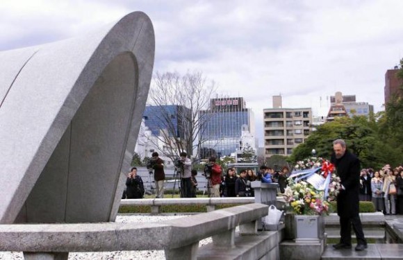 6 de agosto de 2010, aniversario 65 de Hiroshima, primera masacre atómica de la Humanidad. El Comandante en Jefe Fidel Castro Ruz, durante su visita a la ciudad de Hiroshima, en Japón, el 3 de agosto de 2003, depositó una ofrenda floral ante el monumento a las victimas del bombardeo nuclear norteamericano ocurrido en agosto de 1945. AIN FOTO ARCHIVO/Pablo PILDAIN ROCHA