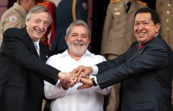 El presidente venezolano, Hugo Chávez (D), junto a su homólogo de Brasil, Luiz Inácio Lula da Silva (C), y el secretario general de Unasur, Néstor Kirchner (I), en el palacio presidencial de Miraflores, en la ciudad de Caracas, Venezuela, el 6 de agosto de 2010. AIN FOTO /TELAM