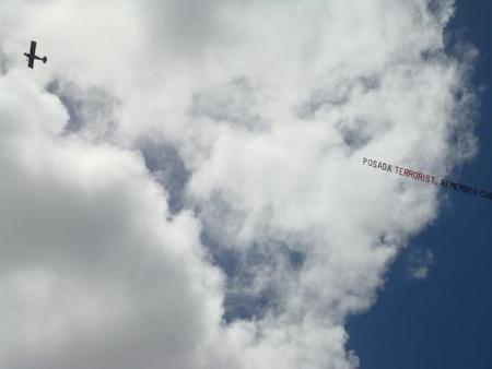Sobrevuela Miami avioneta con cartel que recuerda acto terrorista de Luis Posada Carriles