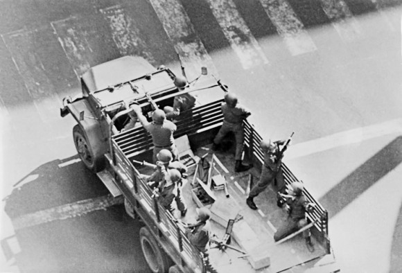A las 9.55 los tanques ingresan en el perímetro de La Moneda y comienza el ataque.