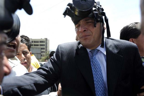 Correa fue atacado con bombas lacrimógenas muy cerca de su rostro. (Foto: AFP)