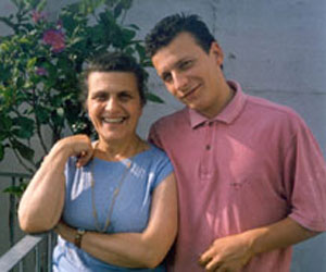 Fabio di Celmo junto a su madre.