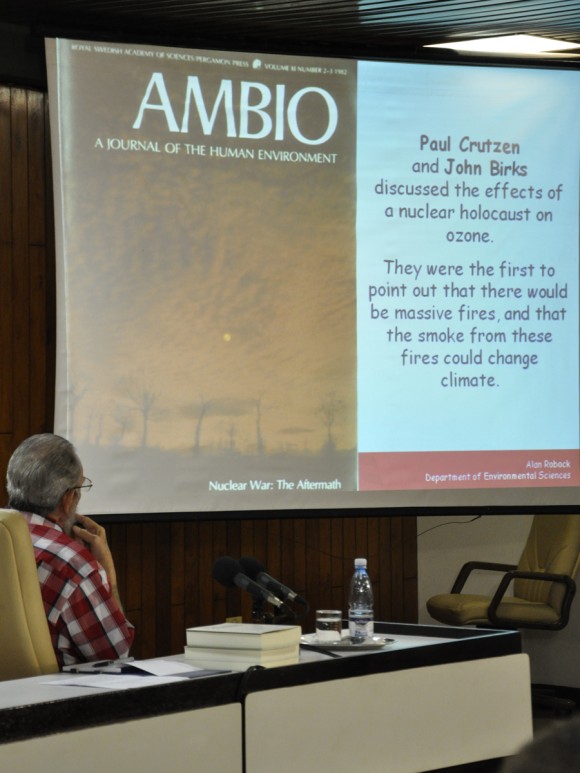 Fidel en la conferencia de Alan Robock. Foto: Estudios Revolución