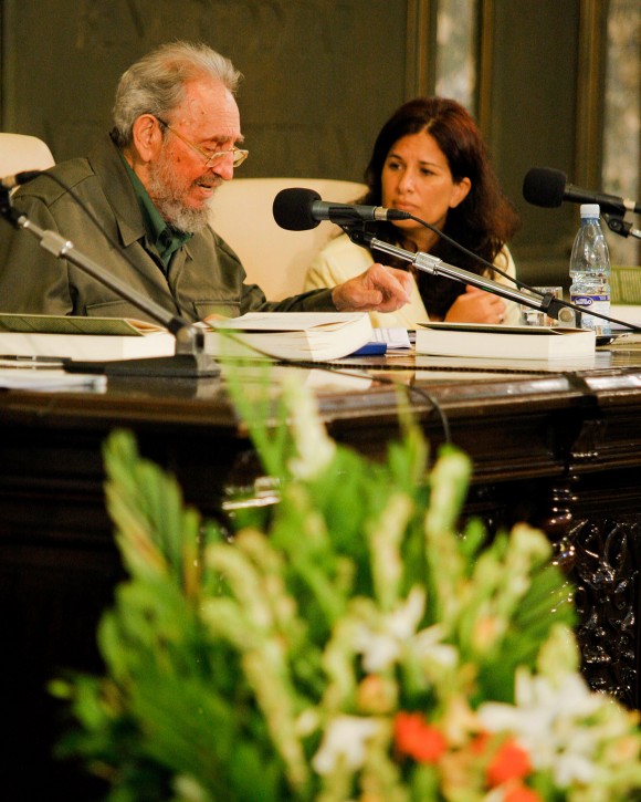 Fidel  y la editora del libro "La contraofensiva estratégica". Foto: Alex Castro