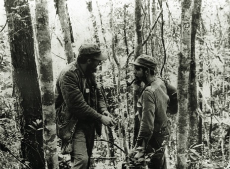 Fidel y el Che durante los primeros meses de la gue- rra revolucionaria en la Sierra Maestra, 1957.