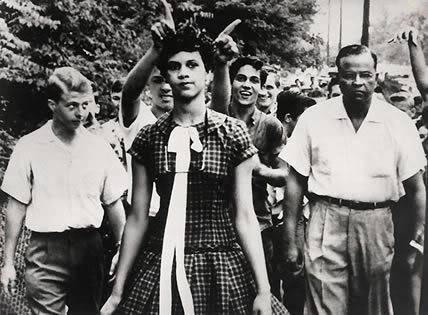 1957- El primer día que Dorothy Counts acudía a la Harry Harding High School en los Estados Unidos. Counts fue uno de los primeros estudiantes negros adimitidos en la escuela, no pudo soportar el acoso al que fue sometida por sus compañeros de clase y tuvo que abandonar la escuela cuatro días después.