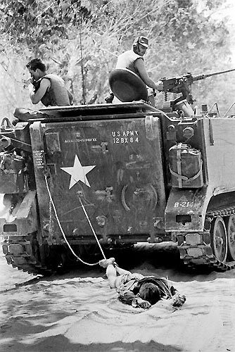 24 de Febrero de 1966 - Tan Binh, Vietnam del Sur. Tropas norteamericanas arrastran el cuerpo de un soldado del Viet Cong para enterrarlo.
