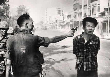  de Febrero de 1968. El jefe de policía sudvietnamita Nguyen Ngoc Loan, a las órdenes del Ejército de los EEUU, dispara a un hombre joven sospechoso de ser un soldado del Viet Kong.