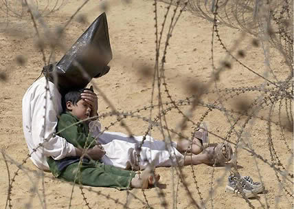 2003 - Un prisionero de guerra Iraquí trata de calmar a su hijo.