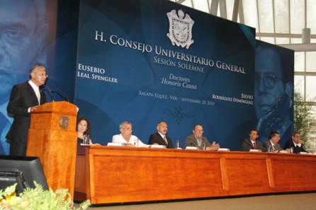 El rector de la UV, Raúl Arias Lovillo, exaltó las contribuciones que los homenajeados han hecho al ámbito universitario.