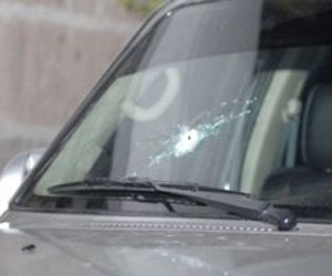 Muestra de impacto de bala en el carro del Presidente Rafael Correa