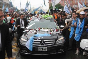 Carrosa fúnebre con restos de Néstor Kirchner atraviesa Buenos Aires | EFE