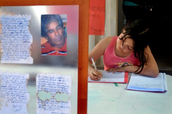 María Gallardo, la nieta de mineros atrapados, Mario Gómez, le escribe una carta a su abuelo el 25 de agosto de 2010. (Ariel Marinkovic / AFP / Getty Images)