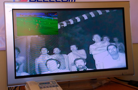 Una pantalla de televisión muestra algunos de los mineros atrapados en la mina San José, viendo un partido internacional amistoso de fútbol entre Chile y Ucrania, desde el interior de la mina el 7 de septiembre de 2010. (REUTERS / Gobierno de Chile)