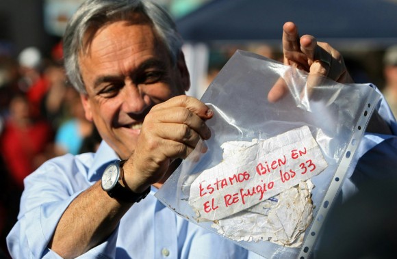 El Presidente de Chile, Sebastián Piñera muestra un mensaje que dice "Estamos bien en el refugio los 33", de los mineros atrapados, el 22 de agosto de 2010. Los mineros están vivos. Se establece contacto con ellos 17 días después que un colapso estructural los atrapó bajo tierra. (RETAMAL HECTOR / AFP / Getty Images)