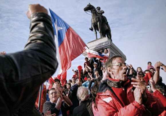 Los chilenos celebran en las calles de Santiago después de la confirmación de la supervivencia de los 33 mineros atrapados, el 22 de agosto de 2010. (Ariel Marinkovic / AFP / Getty Images)