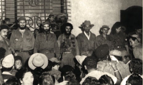 Fidel, Vilma, Raúl, Paco Cabrera Pupo, Calixto García y otros guerri- lleros rinden tributo al capitán Ignacio Pérez Zamora y a los caídos en el combate en San José del Retiro, Jiguaní, el 19 de diciembre de 1958.