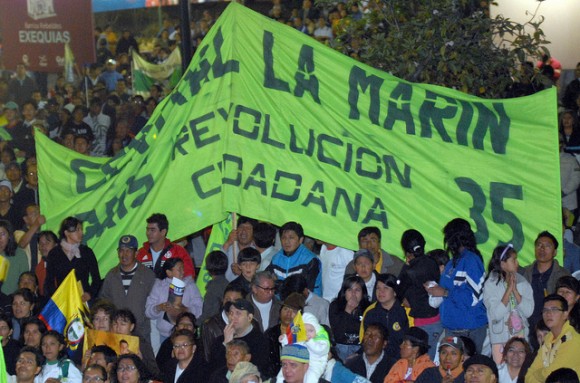 Cientos de personas acudieron a la Plaza Grande para respaldar al Presidente Rafael Coorea, frente a la insubordinación de sectores de la Policía Nacional. / Foto: Eduardo Santillán