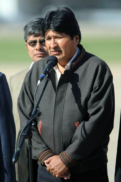 El presidente de Bolivia, Evo Morales, recién arribado al país dirige la palabra desde la pista del Aeroparque Metropolitano, en Argentina, el 28 de octubre de 2010. AIN FOTO/Daniel LUNA/TELAM