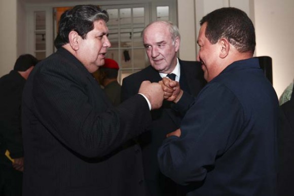 Alan García y Hugo Chávez, con el canciller argentino.Chávez habla con Cristina Kirchner durante la sesión extraordinaria de UNASUR, después del regreso de Correa al Palacio de gobierno. Foto: Reuters