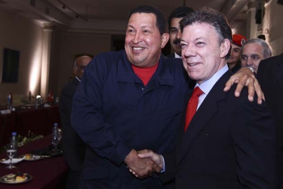 Chávez habla con Cristina Kirchner durante la sesión extraordinaria de UNASUR, después del regreso de Correa al Palacio de gobierno. Foto: Reuters