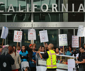 Manifestación de inmigrantes latinoamericanos frente a la sede de la fiscalía en San Francisco, Estados Unidos. Foto: AFP