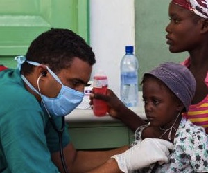 medico-cubano-trata-a-pacientes-de-colera-haiti2