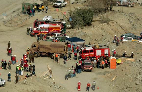 Los equipos de rescate se reúnen fuera de la mina San José, donde los mineros estaban atrapados cerca de Copiapó, al norte de Chile, Viernes, 06 de agosto 2010. (Foto AP / Luis Hidalgo)