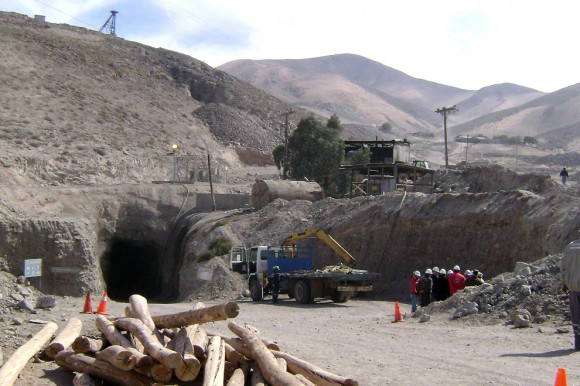 Vista de la entrada de la mina de cobre y oro de San Esteban, cerca de la ciudad de Copiapó, en el árido desierto de Atacama, a 800 kilómetros al norte de Santiago, el 6 de agosto de 2010. (STR / AFP / Getty Images)