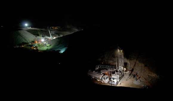 Los trabajadores chilenos instalaron una máquina de perforación fuera de la  minar de oro de San Esteban  el 17 de agosto de 2010, tratando de llegar a 33 mineros atrapados, 12 días después del derrumbe de la mina. (Ariel Marinkovic / AFP / Getty Images)