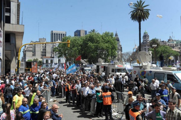 Una vista de la multitud que concurre a darle el último adiós al ex presidente Néstor Kirchner, en Argentina, el 28 de octubre de 2010. AIN FOTO/Paula RIBAS/TELAM