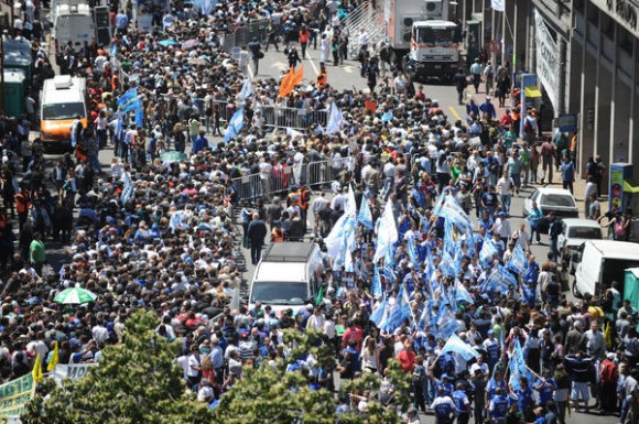 Una vista aerea de la multitud que concurre a darle el último adiós al ex presidente Néstor Kirchner, en Argentina, el 28 de octubre de 2010. /Paula RIBAS/TELAM/
