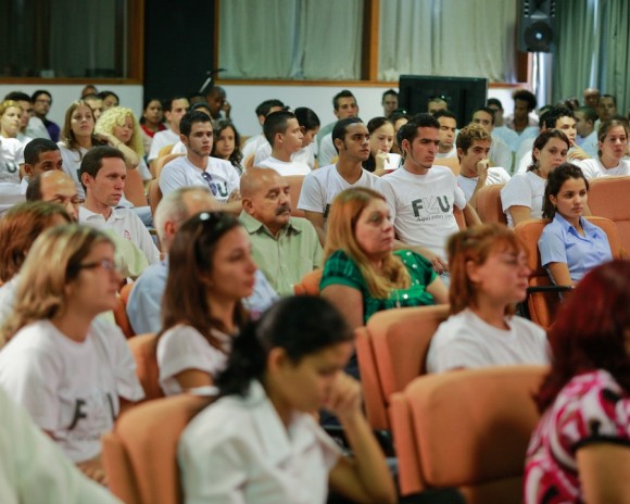 Estudiantes que asistieron al encuentro con Fidel, el 17 de noviembre de 2010. Foto: Alex Castro
