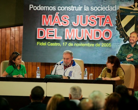Fidel, con Maidel Gómez, presidenta de la FEU (a la izquierda) y la primera secretario de la UJC, Liudmila Álamo.  Foto: Alex Castro