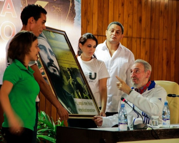 Los jóvenes que invitaron a Fidel a recordar el quinto aniversario del discurso en el Aula Magna. Foto: Alex Castro
