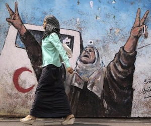 palestina-gaza-una-mujer-pasa-frente-a-un-muro-reuters-580x416