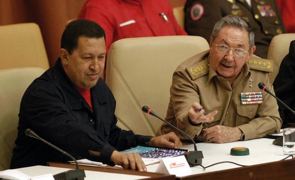 Los presidentes de Cuba, el General de Ejército Raúl Castro Ruz (D), y de Venezuela, Hugo Rafael Chávez Frías (I), en  el acto por el décimo Aniversario del Convenio Integral de Cooperación entre ambos países, efectuado en el Palacio de Convenciones, en La Habana, Cuba, el 8 de noviembre de 2010.   AIN   FOTO/Sergio ABEL REYES/sdl