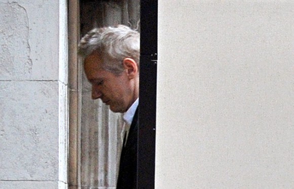 Julian Assange en la corte