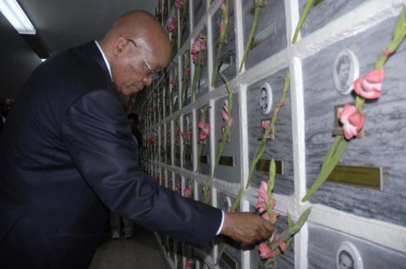 Jacob Gedleyihlekisa Zuma, Presidente de la República de Sudáfrica, rinde tributo a lo caídos en combate por la liberación de África, en el Cementerio de Colón, en La Habana, Cuba, el 5 de diciembre de 2010.   AIN FOTO/Omara GARCIA MEDEROS/are