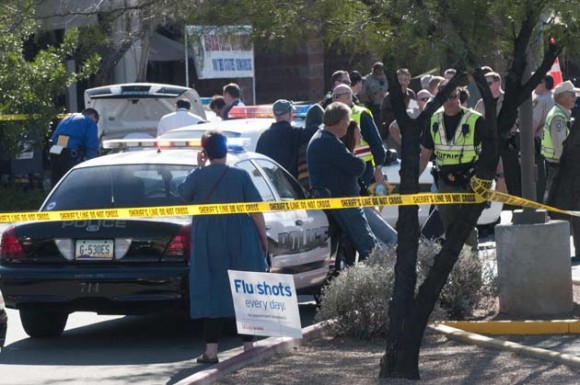 Policías y bomberos permanecen a las afueras de la tienda de comestibles Safeway en North Tucsonwhere hoy, sábado 8 de enero de 2011, donde la legisladora demócrata estadounidense Gabrielle Giffords fue herida en un tiroteo en un evento en Tucson, Arizona (EE.UU.). El presidente de la Cámara de Representantes de EE.UU., el republicano John Boehner, y la líder demócrata Nancy Pelosi condenaron hoy el tiroteo en Arizona en el que resultó herida Giffords. EFE/GARY M WILLIAMS