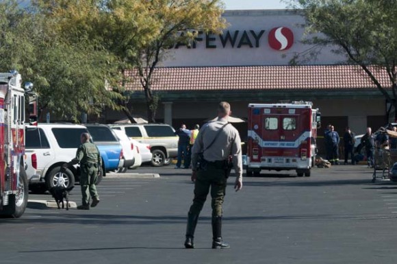 Policías y bomberos permanecen a las afueras de la tienda de comestibles Safeway en North Tucsonwhere hoy, sábado 8 de enero de 2011, donde la legisladora demócrata estadounidense Gabrielle Giffords fue herida en un tiroteo en un evento en Tucson, Arizona (EE.UU.). El presidente de la Cámara de Representantes de EE.UU., el republicano John Boehner, y la líder demócrata Nancy Pelosi condenaron hoy el tiroteo en Arizona en el que resultó herida Giffords. EFE/GARY M WILLIAMS
