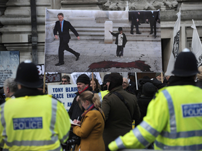 Manifestantes frente al edificio en Londres donde Blair ha declarado ante la Comisión de Iraq. Foto: Carl Court / AFP