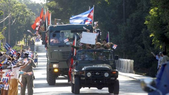 El pueblo del Cotorro saluda el paso de la Caravana de la Libertad a su llegada a La Habana, reeditada por jóvenes y veteranos de la Revolución cubana, el 8  de enero de 2011. AIN FOTO/Oriol de la Cruz ATENCIO